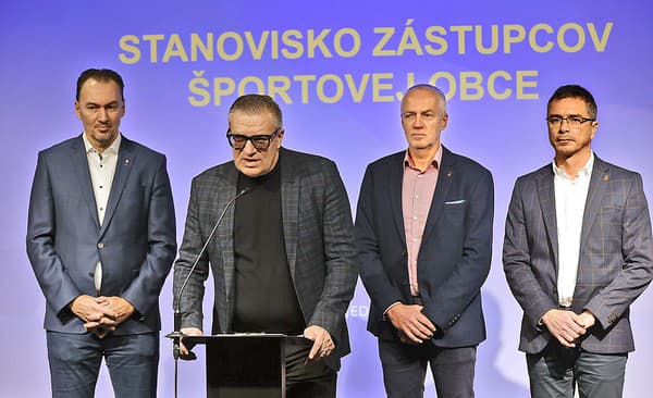 Ján Kováčik vystúpil na pôde SOŠV. Za ním zľava šéf hokeja Miroslav Šatan, generálny sekretár SOŠV Jozef Liba a šéf atletiky Peter Korčok.