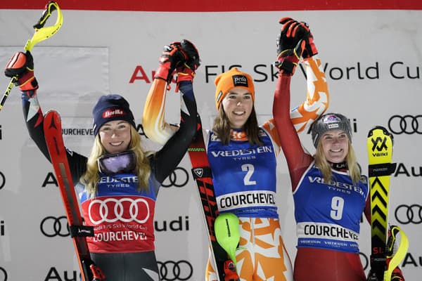 Víťazná slovenská lyžiarka Petra Vlhová (uprostred) pózuje na pódiu s druhou Američankou Mikaelou Shiffrinovou (vľavo) a treťou Rakúšankou Katharinou Truppeovou.