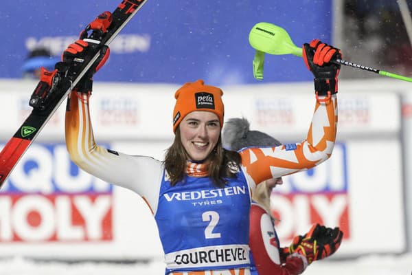 Slovenská lyžiarka Petra Vlhová oslavuje na pódiu po jej víťazstve 2. kola slalomu Svetového pohára v alpskom lyžovaní vo francúzskom stredisku Courchevel.