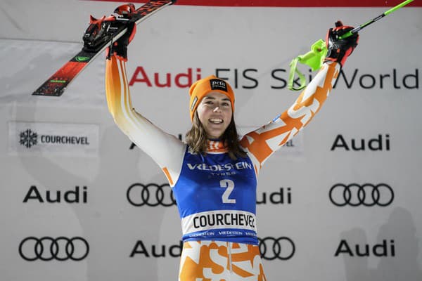 Slovenská lyžiarka Petra Vlhová oslavuje na pódiu po jej víťazstve 2. kola slalomu Svetového pohára v alpskom lyžovaní vo francúzskom stredisku Courchevel.