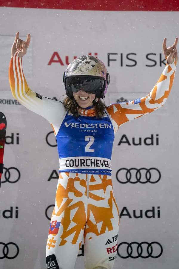 Slovenská lyžiarka Petra Vlhová oslavuje na pódiu po jej víťazstve 2. kola slalomu Svetového pohára v alpskom lyžovaní vo francúzskom stredisku Courchevel.