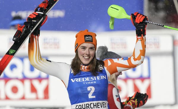 Slovenská lyžiarka Petra Vlhová oslavuje na pódiu po jej víťazstve 2. kola slalomu Svetového pohára v alpskom lyžovaní vo francúzskom stredisku Courchevel.