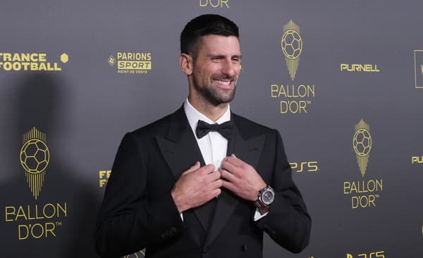 Novak Djokovič pózuje na ocenení Ballon d'Or (Zlatá lopta).