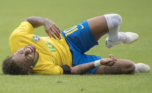 Najznámejší futbalový simulant Brazílčan Neymar by zrejme často dostal dve minúty...