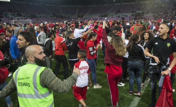 Marockí fanúšikovia futbal zbožňujú a neraz vybehnú aj na ihrisko.