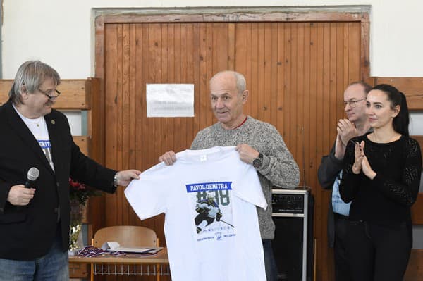 Zľava riaditeľ školy Pavla Demitru Ferdinand Brunovský, otec Pavol Demitra a manželka Mária Demitrová v telocvični pred medzištátnym zápasom v prehadzovanej a basketbale počas Dňa Pavla Demitru k jeho 42. nedožitým narodeninám na Základnej škole s materskou školou Pavla Demitru v Dubnici nad Váhom 