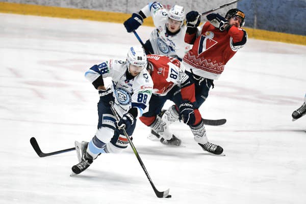 Slovan Bratislava privítal Nitru v špeciálnych vianočných dresoch.