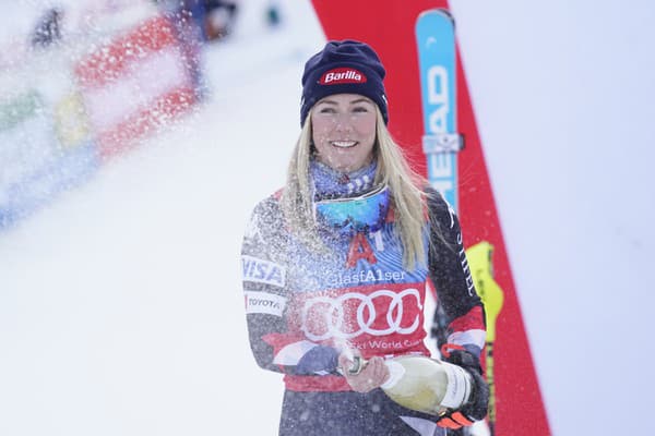 Americká lyžiarka Mikaela Shiffrinová oslavuje víťazstvo v slalome.