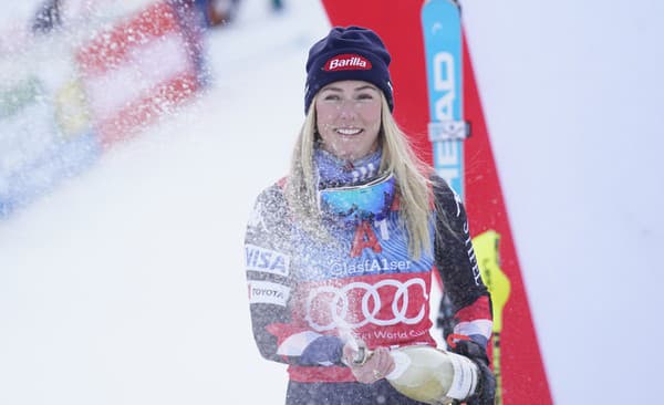 Americká lyžiarka Mikaela Shiffrinová oslavuje víťazstvo v slalome.