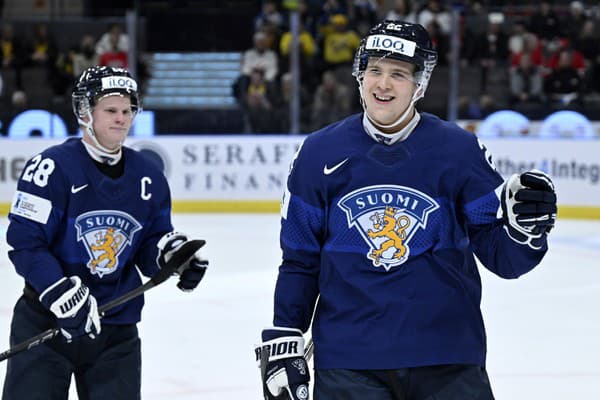 Na snímke fínsky hokejista Kasper Halttunen (vpravo) sa raduje z gólu.