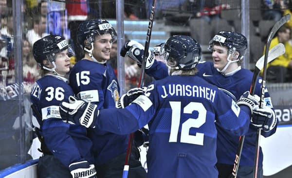  Na snímke fínsky hokejista Jesse Pulkkinen (druhý vľavo) sa teší z gólu so spoluhráčmi.