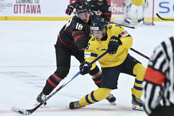 Na snímke kanadský hokejista Matthew Wood (vľavo) a švédsky hokejista Felix Unger Sörum.