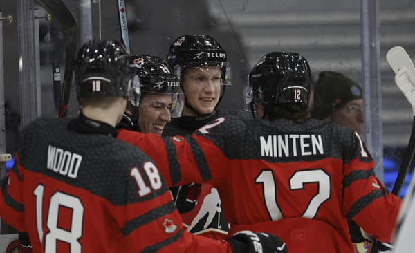 Na snímke kanadskí hokejisti sa tešia z gólu v zápase A-skupiny majstrovstiev sveta hokejistov do 20 rokov Kanada - Nemecko vo švédskom Göteborgu