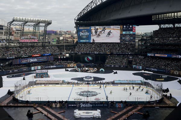 Hokejisti Seattle Kraken zvládli zápas pod holým nebom.