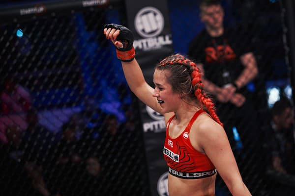 Česká MMA bojovníčka Veronika Zajícová nevstúpila optimálne medzi profesionálky. 