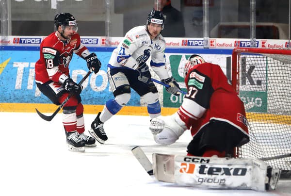 Na snímke zľava Andrej Bíreš (Banská Bystrica), Tyler Coulter (Poprad) a brankár Banskej Bystrice Gašper Krošelj.