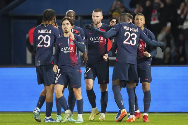 Slovenský futbalista v drese Paríža St. Germain Milan Škriniar (uprostred) sa teší so spoluhrámi z gólu.