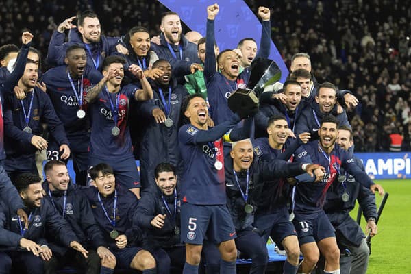  Na snímke v pozadí uprostred hore slovenský futbalista Paríža St. Germain Milan Škriniar oslavuje víťazstvo.