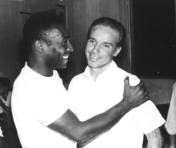 Na archívnej snímke z marca 1970 v Riu de Janeiro brazílska futbalová hviezda Pelé (vľavo) objíma Maria Zagalla po jeho vymenovaní za trénera brazílskej futbalovej reprezentácie.