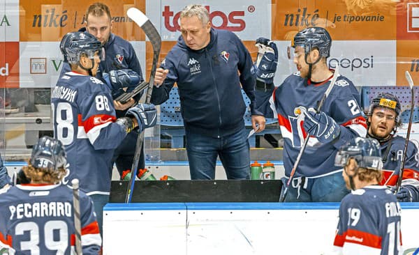 Tréner HC Slovan Bratislava Peter Oremus (v strede).