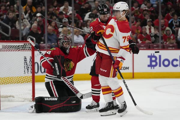 Martin Pospíšil v drese Calgary v súboji pred bránkou.  