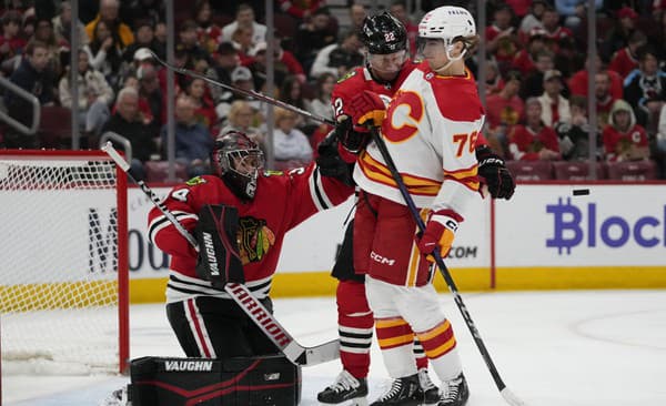 Martin Pospíšil v drese Calgary v súboji pred bránkou.  