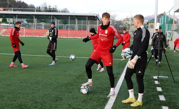 Na snímke tréning hráčov klubu MFK Dukla Banská Bystrica počas štartu zimnej prípravy.