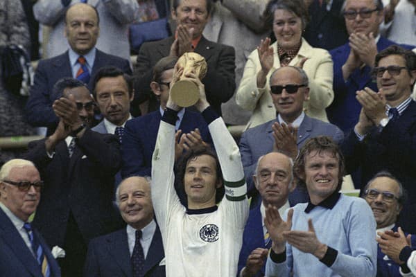 MS 1974: Kapitán Nemecka Franz Beckenbauer s pohárom pre majstrov sveta!