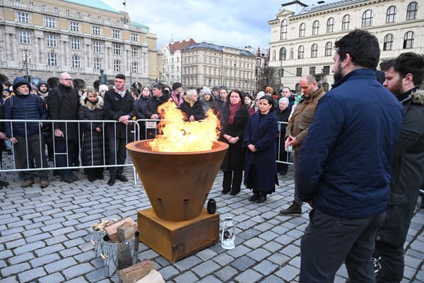 Stovky ľudí sa zišli pre Univerzitou Karlovou, pietnym pochodom si uctili obete tragédie.