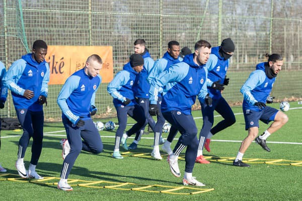 Na snímke v popredí Alexandar Čavrič počas štartu zimnej prípravy klubu ŠK Slovan Bratislava pred jarnou časťou futbalovej Niké ligy.