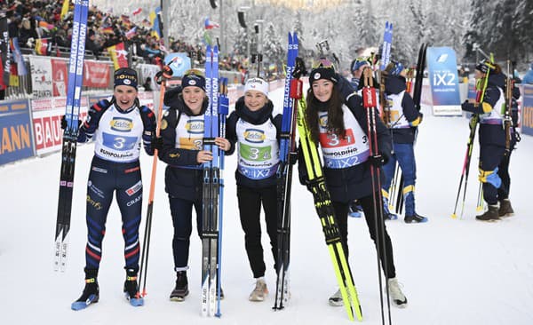 Francúzske biatlonistky, zľava Julia Simonová, Sophie Chauveauová, Jeanne Richardová a Lou Jeanmonnotová oslavujú víťazstvo v súťaži štafiet žien na 4x6 km v rámci 5. kola Svetového pohára v biatlone žien v nemeckom Ruhpoldingu