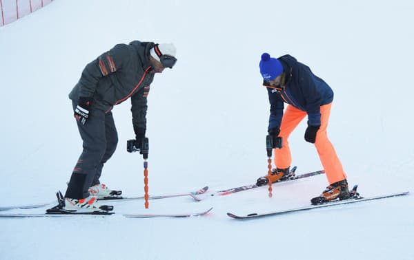 Zľava kontrolór Medzinárodnej lyžiarskej federácie (FIS) Wojciech Gajewski a športová riaditeľka Audi FIS SP 2024 Jana Palovičová kontrolujú trať pred pretekmi Svetového pohára alpských lyžiarok v Jasnej.