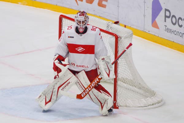 Slovenský hokejový brankár Július Hudáček počas pôsobenia v ruskej KHL. 