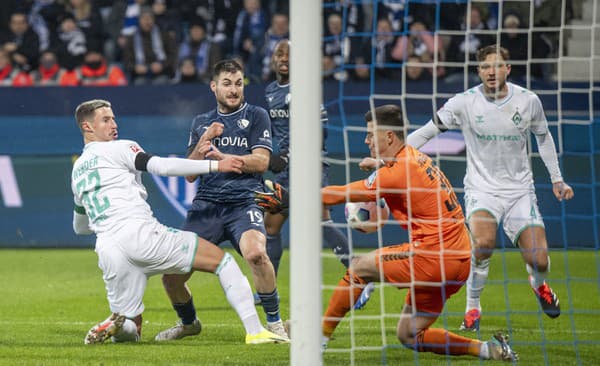 Matúš Beru (uprostred) v drese Vfl Bochum. 