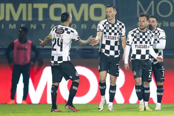 Slovenský futbalista v drese Boavisty Porto Róbert Boženík (druhý zľava) sa teší so spoluhráčmi po strelení gólu.