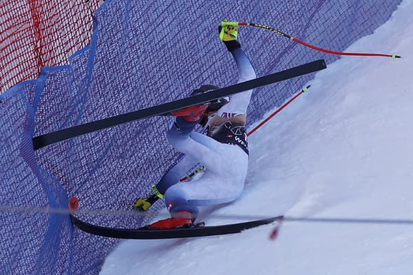 Do ochranných sietí narazil približne v rýchlosti 100 km/h.