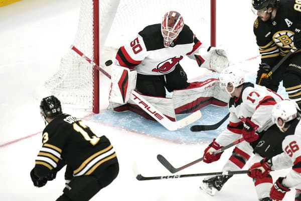 Slovenský hokejista v drese New Jersey Devils Šimon Nemec (17) a hráč Bostonu Bruins Charlie Coyle (vľavo).