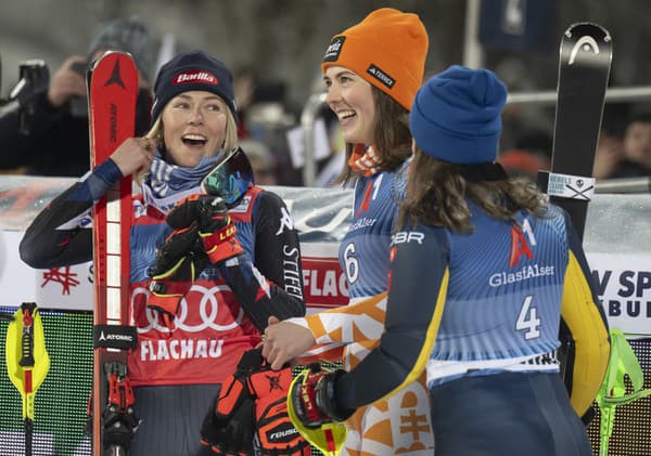 Petra Vlhová (uprostred), Američanka Mikaela Shiffrinová (vľavo) a Švédka Sara Hectorová reagujú v cieli.