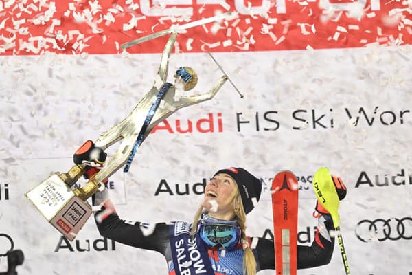 Americká lyžiarka Mikaela Shiffrinová sa teší na pódiu po triumfe v nočnom slalome.