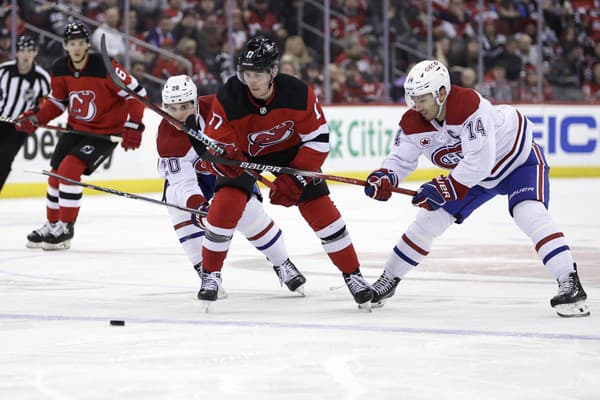 Slovenský obranca Šimon Nemec (17) z New Jersey Devils a hráči Montrealu Canadiens Juraj Slafkovský (vľavo).