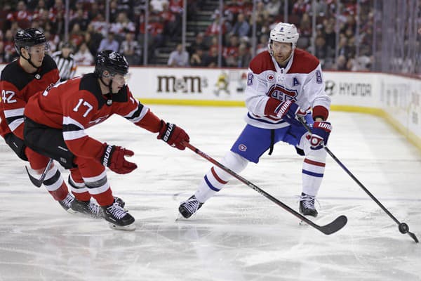 Slovenský obranca Šimon Nemec (vľavo) z New Jersey Devils.