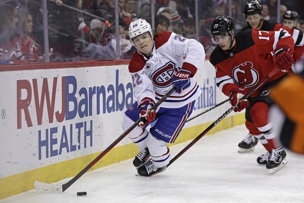 Šimon Nemec (17) z New Jersey Devils a hráč Montrealu Cole Caufield (22) počas zápasu.