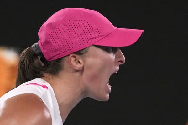 Poľská tenistka Iga Swiateková postúpila do 3. kola dvojhry Australian Open po ťažkom boji.