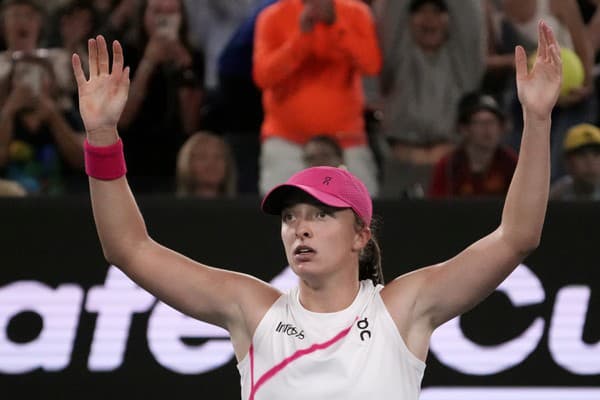 Poľská tenistka Iga Swiateková postúpila do 3. kola dvojhry Australian Open po ťažkom boji.