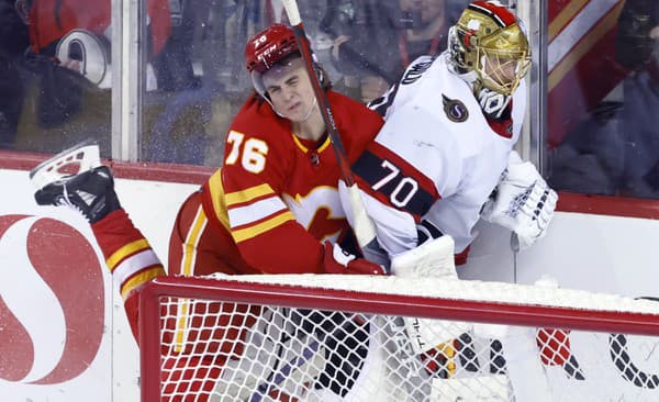 Martin Pospíšil (Calgary) a Joonas Korpisalo (Ottawa)