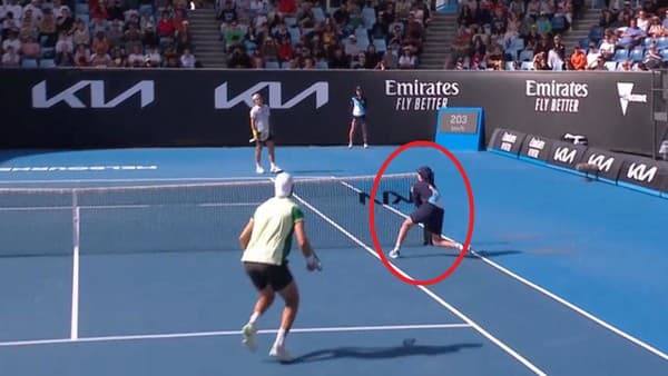 Malý podávač loptičiek na Australian Open zasiahol skôr, ako sa dohrala výmena.