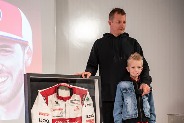 Kimi Raikkonen ukončil kariéru v roku 2021 a odvtedy sa venuje len rodiny a najmä synovi Robinovi.