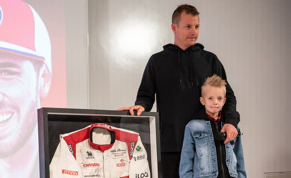 Kimi Raikkonen ukončil kariéru v roku 2021 a odvtedy sa venuje len rodiny a najmä synovi Robinovi.