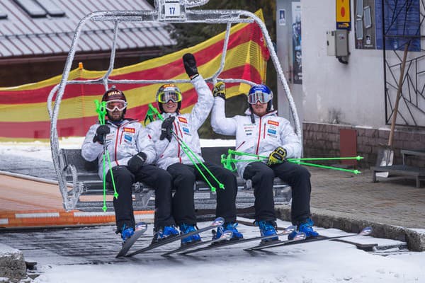 Žampovci – zľava Andreas, Teo a Adam sa vezú na štart obrovského slalomu.