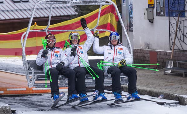 Žampovci – zľava Andreas, Teo a Adam sa vezú na štart obrovského slalomu.